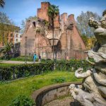 i resti antichi al centro di piazza Vittorio