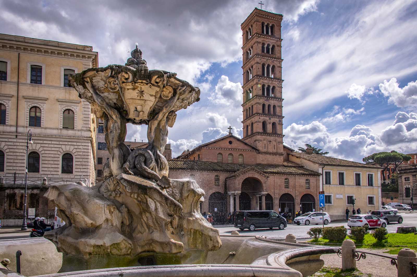 La Fontana dei Tritoni davanti a S. Maria in Cosmedin