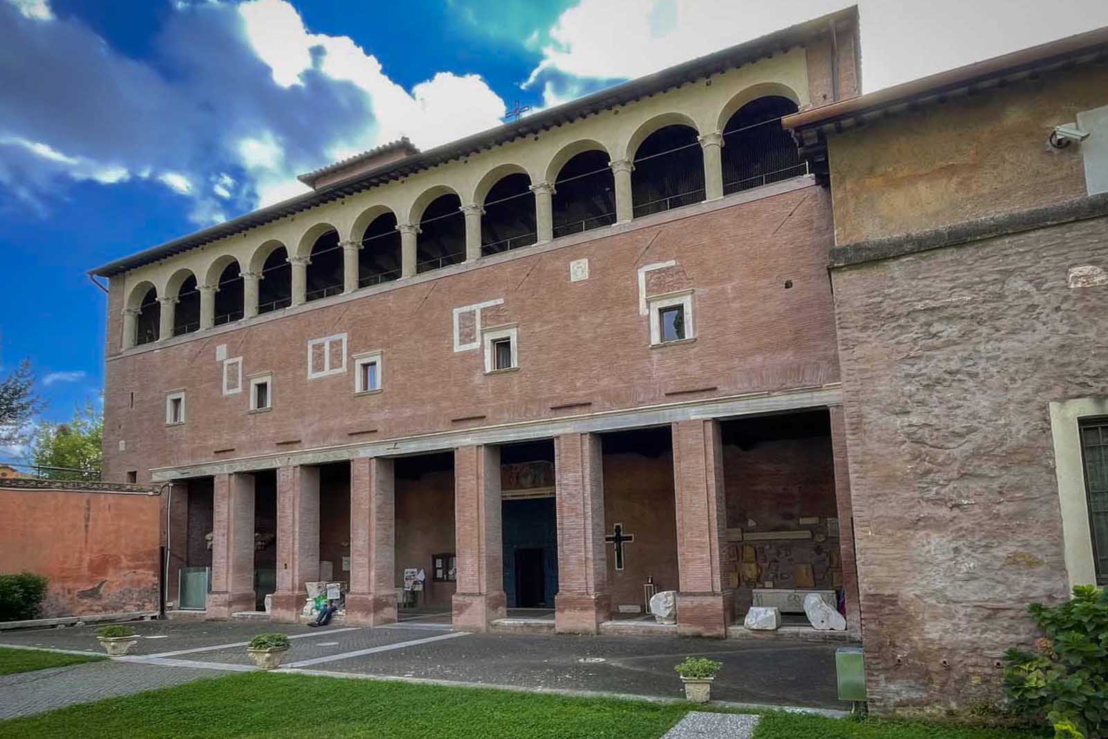 Basilica di San Saba, cortile interno