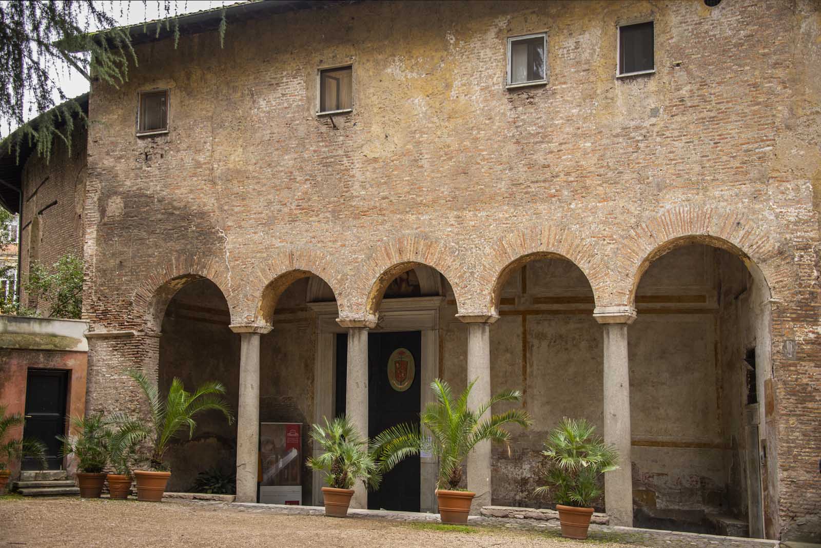 Portico esterno a cinque arcate fatto costruire da Papa Innocenzo II (1088-1143)